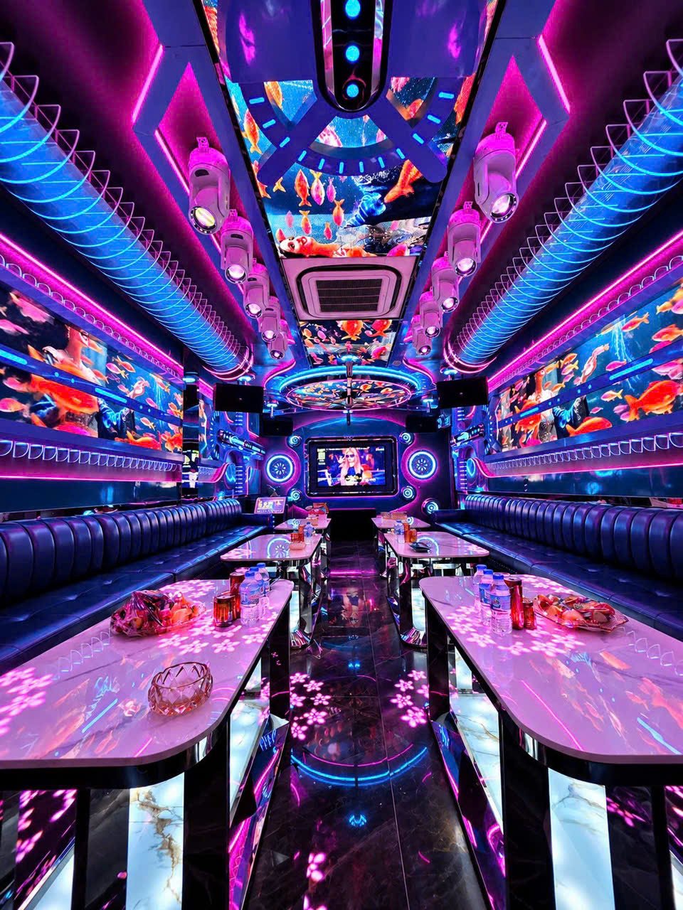 Phòng dài · màn LED – Karaoke Kenz Club 202 Trung Kính