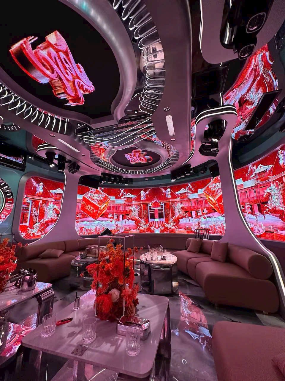 Phòng tông đỏ – Karaoke Kenz Club 202 Trung Kính